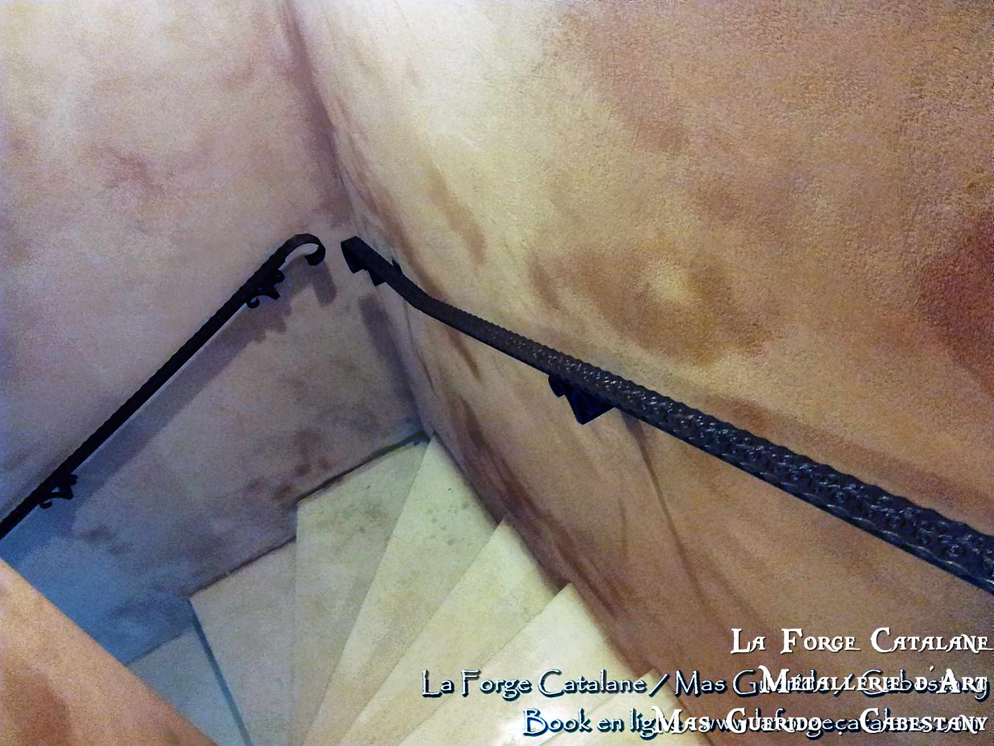 main courante en fer plat martele avec crosses de finition arrondi forge catalane.jpg